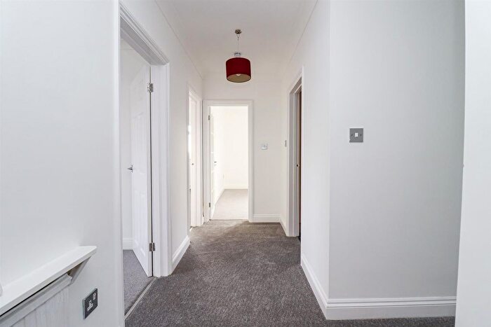 2 Bedroom Flat For Sale In Collington Avenue, Bexhill-On-Sea, TN39