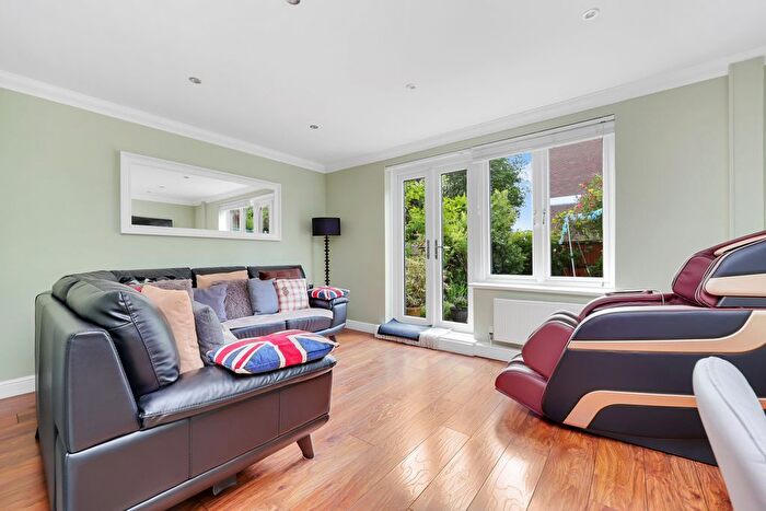 3 Bedroom Maisonette For Sale In Gwilym Maries House, Canrobert Street, London, E2
