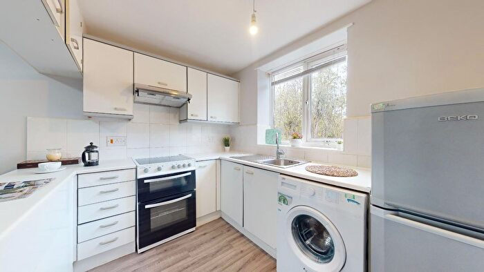 2 Bedroom Flat To Rent In Parkside, East Acton Lane, Acton, W3