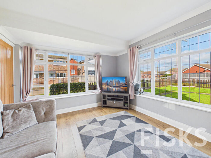 2 Bedroom Detached House For Sale In Farm Road, Canvey Island, SS8