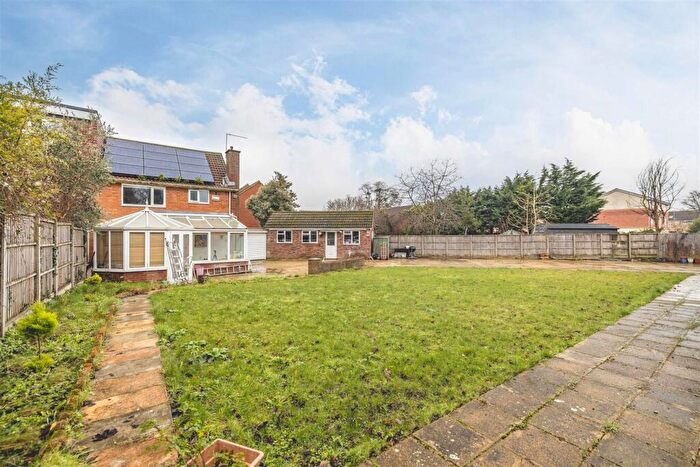 3 Bedroom Semi-Detached House For Sale In Barton Road, Langley, SL3