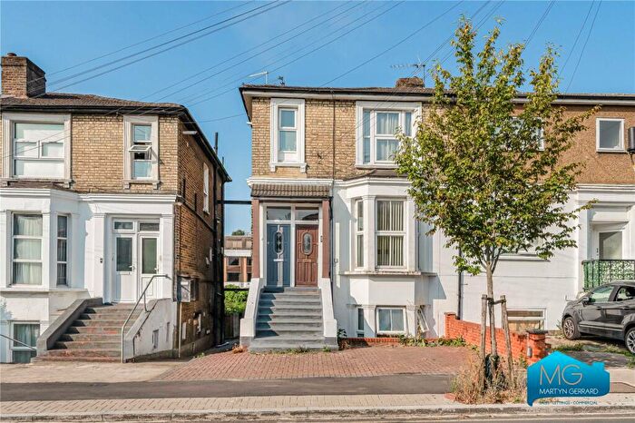 2 Bedroom Apartment To Rent In Lichfield Grove, London, N3