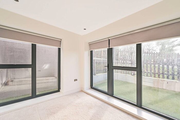 3 Bedroom Flat To Rent In Claybury, Bushey, WD23