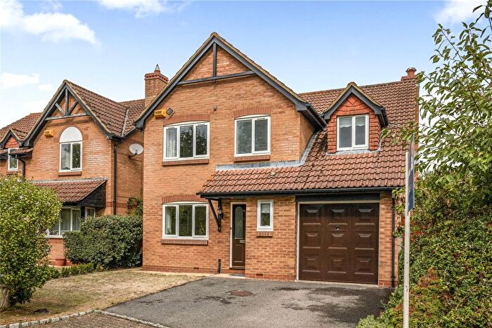 3 Bedroom Detached House For Sale In West End, Woking, Surrey, GU24