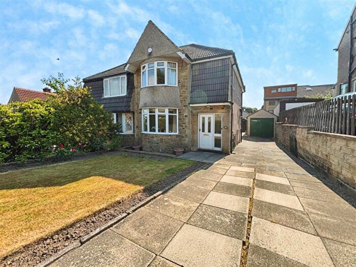 3 Bedroom Semi-Detached House For Sale In Hollingwood Lane, Bradford, BD7
