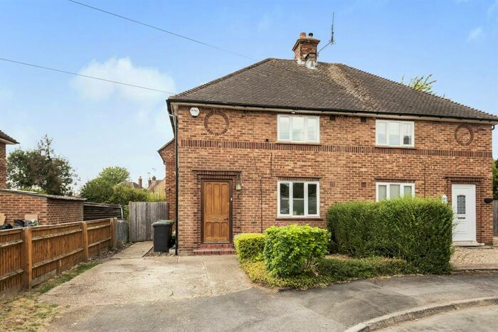 Semi-Detached House To Rent In Edinburgh Road, SL7