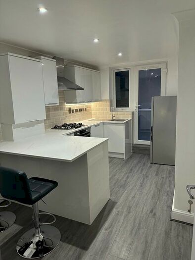 2 Bedroom Flat To Rent In Merton Road, London, SW18