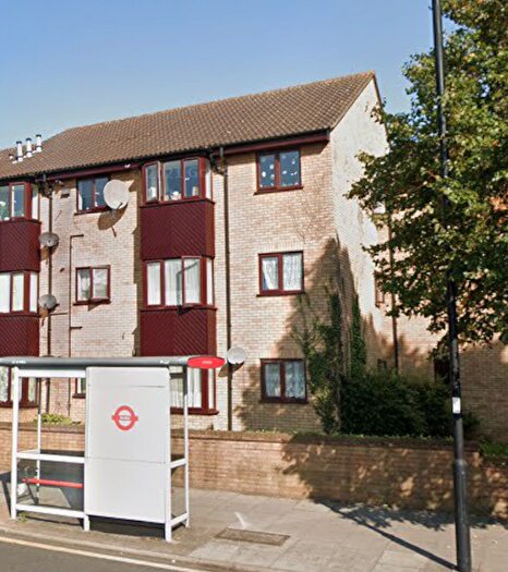 2 Bedroom Ground Maisonette To Rent In Raynton Road, Enfield, EN3