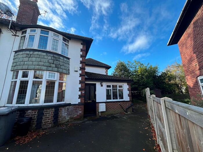 5 Bedroom House To Rent In Greyshiels Avenue, Leeds, LS6