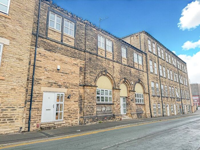 4 Bedroom Terraced House To Rent In Brunswick Place, Heckmondwike, WF16