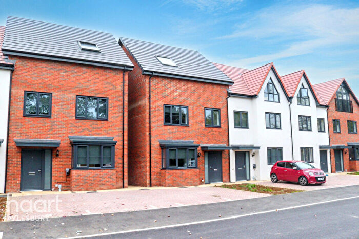 5 Bedroom Town House For Sale In Eighth Avenue, Aylesbury, HP19