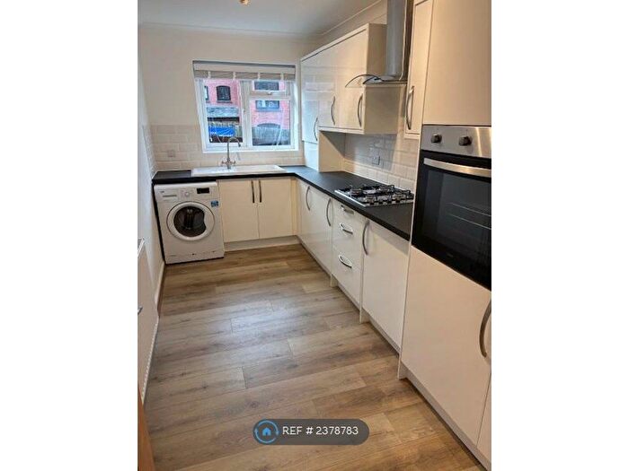 2 Bedroom Flat To Rent In Morris Court, Redhill, RH1