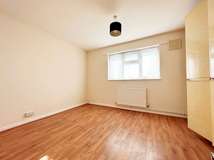 3 Bedroom Flat To Rent In Mottingham Road, London, SE9