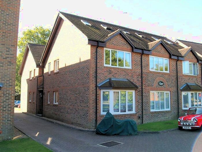 Flat To Rent In Maple Green, Southgate, RH11