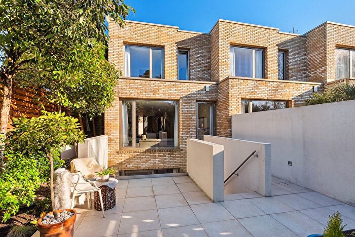 4 Bedroom End Of Terrace House For Sale In Kingston Road, Teddington, TW11