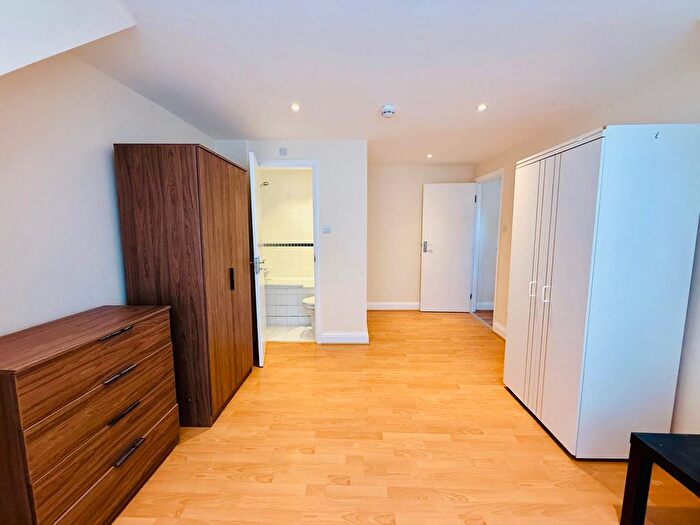 2 Bedroom Flat To Rent In Finchley Road, London, NW11