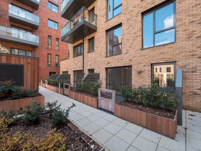 3 Bedroom Duplex To Rent In Queens Road, Peckham, SE15