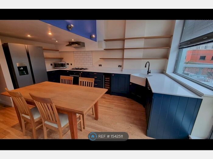 2 Bedroom Flat To Rent In Connect House, Manchester, M4