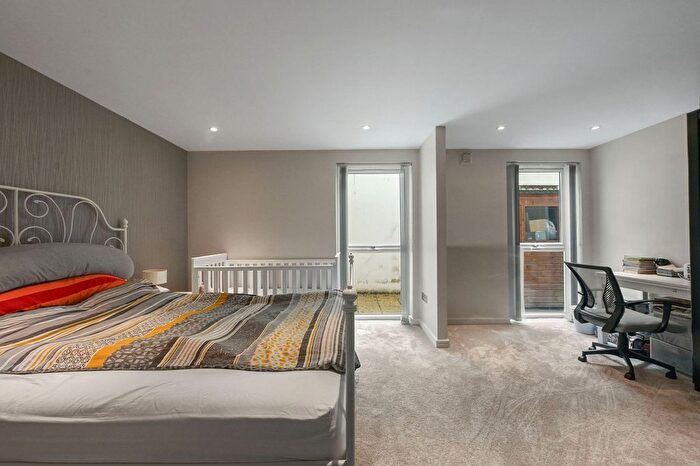 2 Bedroom Flat For Sale In Great North Road, Barnet, EN5