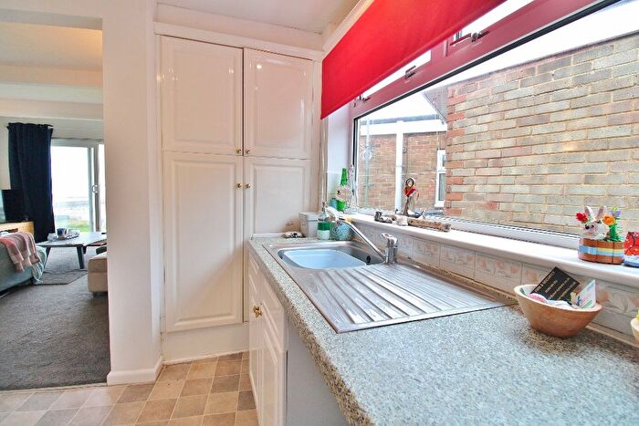 2 Bedroom Chalet For Sale In Chilling Lane, Warsash, Southampton, SO31