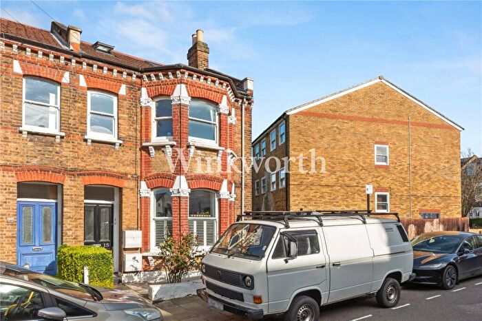 3 Bedroom Apartment For Sale In Eade Road, London, N4