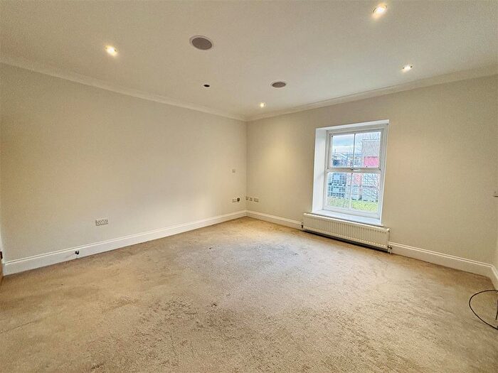 2 Bedroom End Of Terrace House To Rent In Dinting Lane, Glossop, SK13