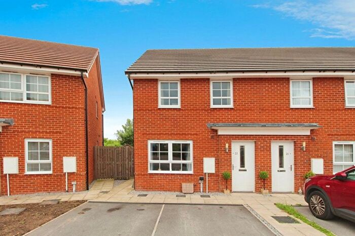 3 Bedroom End Of Terrace House For Sale In Greenfield Drive, Barlby, YO8