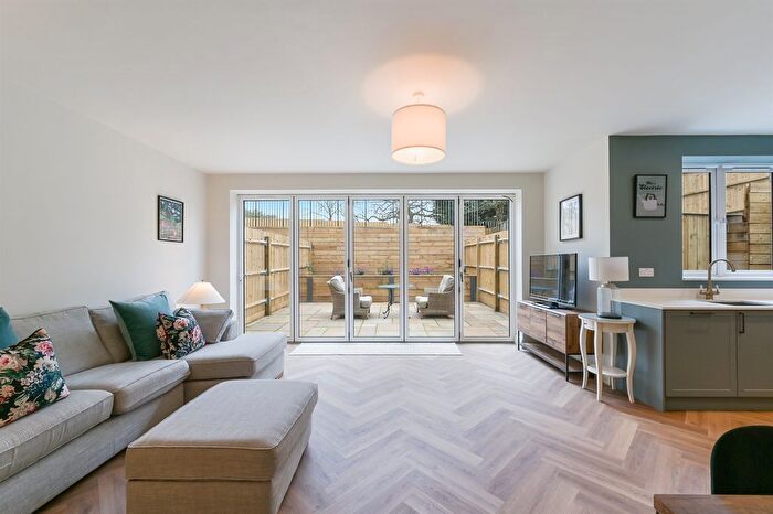 3 Bedroom Flat For Sale In Prospect Lodge, Barnet, EN5