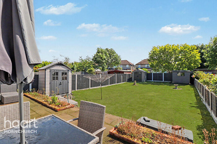 4 Bedroom Semi-Detached House For Sale In South End Road, Hornchurch, RM12