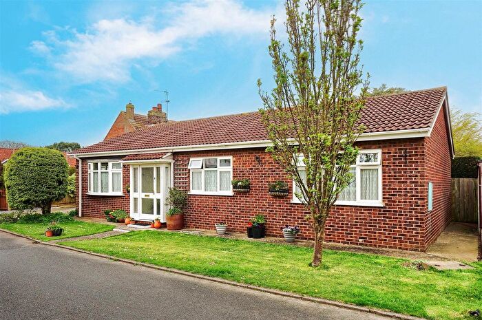 3 Bedroom Detached Bungalow For Sale In South Park, Roos, Hull, HU12