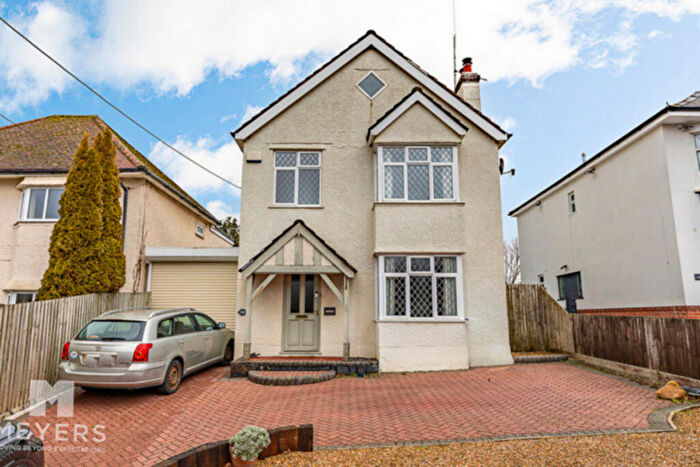 3 Bedroom Detached House For Sale In Magna Road, Bournemouth, BH11