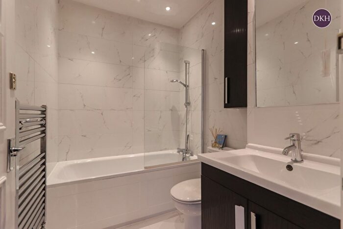 2 Bedroom Flat For Sale In Leavesden Court, Mallard Road, Abbots Langley, WD5