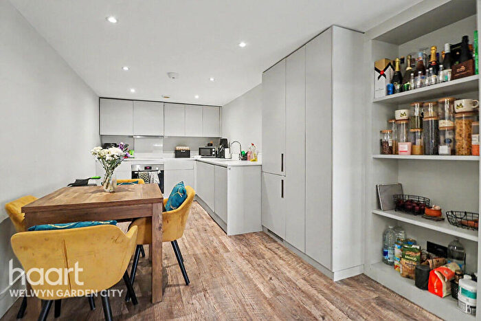 1 Bedroom Flat For Sale In Parkway, Welwyn Garden City, AL8