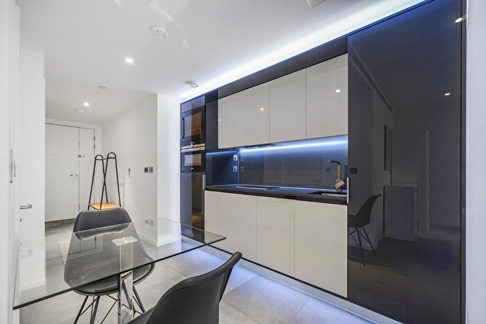 Flat To Rent In Dollar Bay Place London, E14