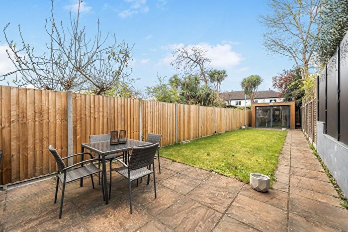 3 Bedroom Flat For Sale In High Park Road, Richmond, TW9