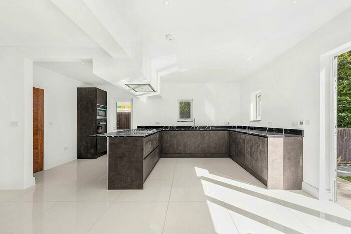 4 Bedroom Detached House To Rent In ., Norbury, London, SW16