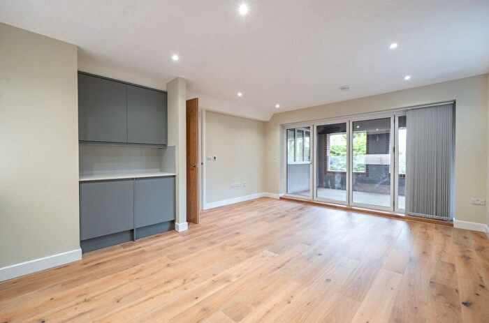 3 Bedroom Flat To Rent In Grovelands Road, Purley, CR8