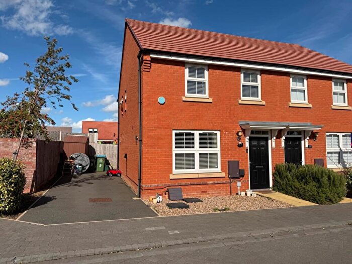 3 Bedroom Semi-Detached House For Sale In Alfred Way, Buckingham, MK18