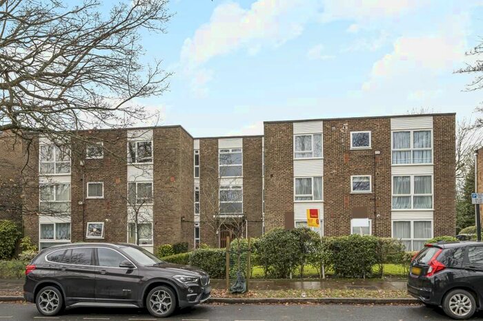 2 Bedroom Flat To Rent In The Avenue, Pinner, HA5