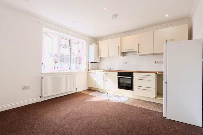 2 Bedroom Flat To Rent In Thorn Close, Northolt, UB5