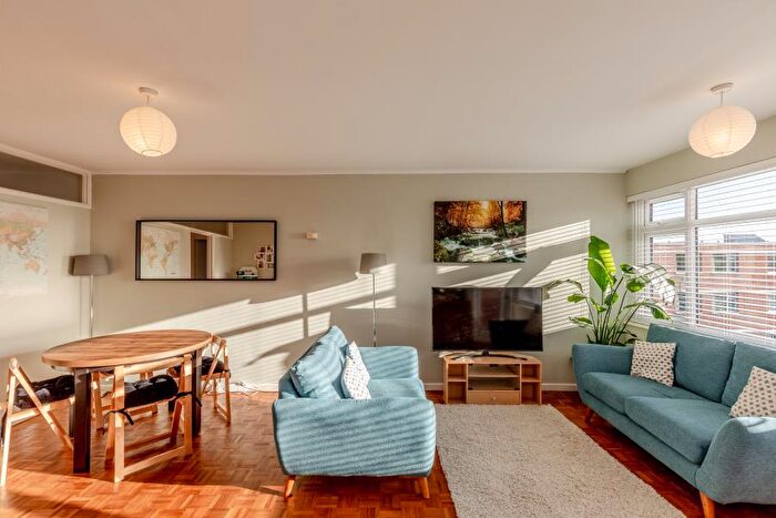 2 Bedroom Apartment To Rent In Rayleigh Road - Stoke Bishop, BS9