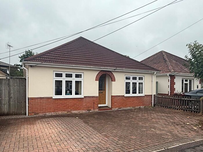 3 Bedroom Bungalow To Rent In Rosedale Avenue, SO51