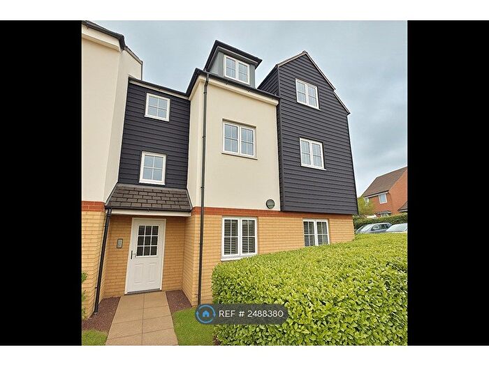 2 Bedroom Flat To Rent In Retreat Way, Chigwell, IG7