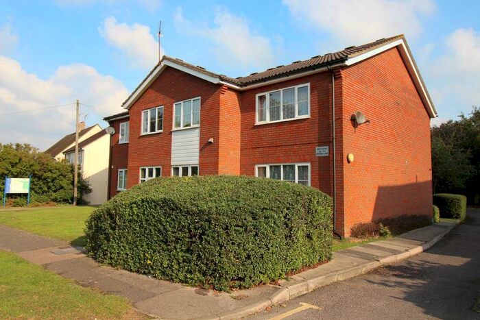 1 Bedroom Ground Flat To Rent In Ground Lane, Hatfield, AL10
