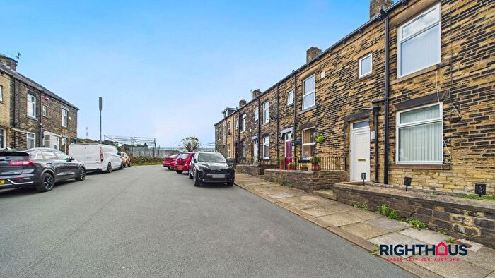 3 Bedroom Terraced House To Rent In Cresswell Mount, Bradford, BD7