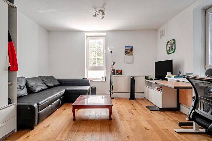 2 Bedroom Flat For Sale In Tabard Garden Estate, Borough, London, SE1