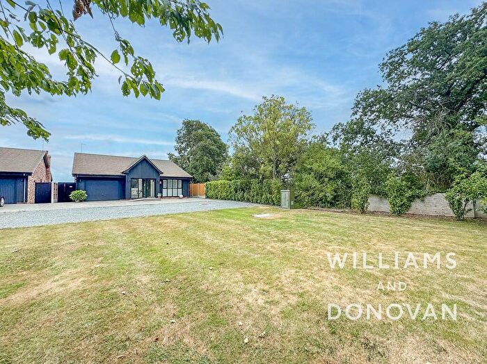 2 Bedroom Detached Bungalow For Sale In Canewdon View Road, Rochford, SS4