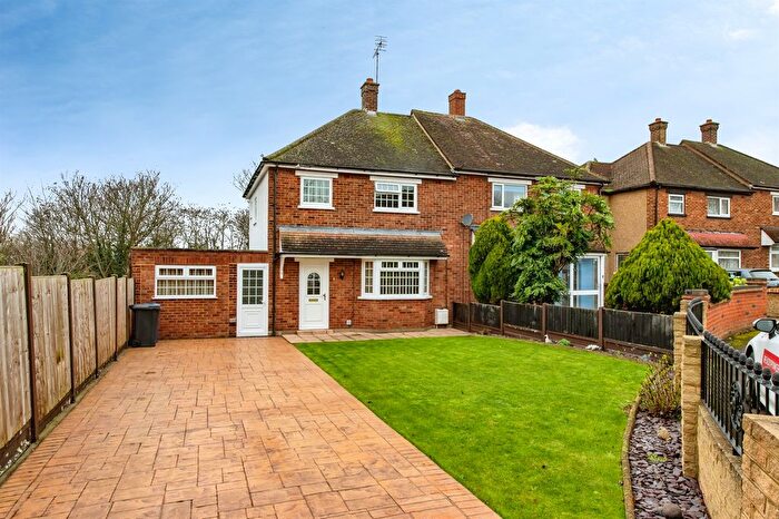 3 Bedroom Semi Detached House For Sale In Overcliff Road, Grays, RM17