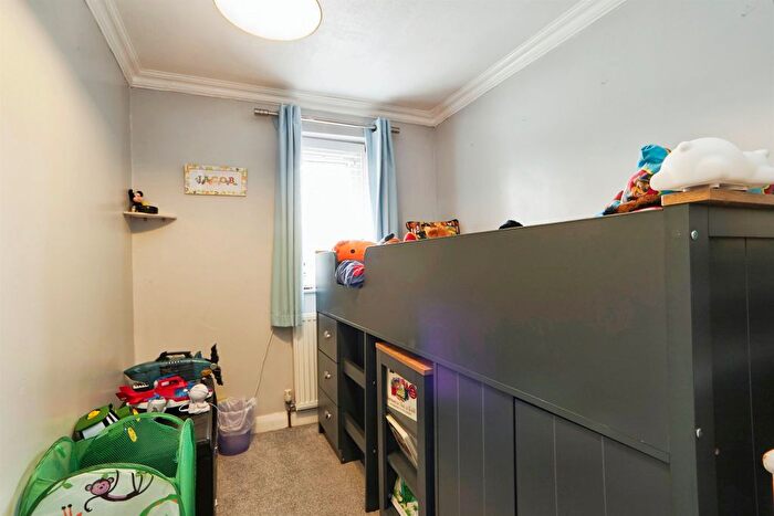 3 Bedroom Semi-Detached House For Sale In Wykebeck Valley Road, Leeds, LS9