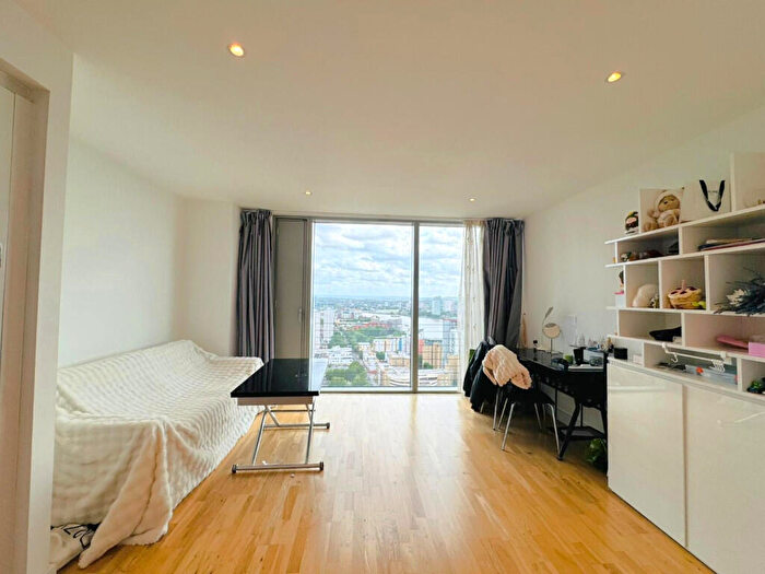 1 Bedroom Apartment To Rent In Landmark West Tower, Marsh Wall, London, E14
